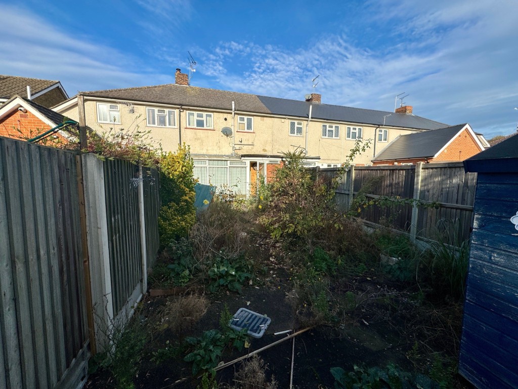 Lot: 158 - TWO-BEDROOM TERRACE HOUSE IN CITY LOCATION - Rear of property and rear garden